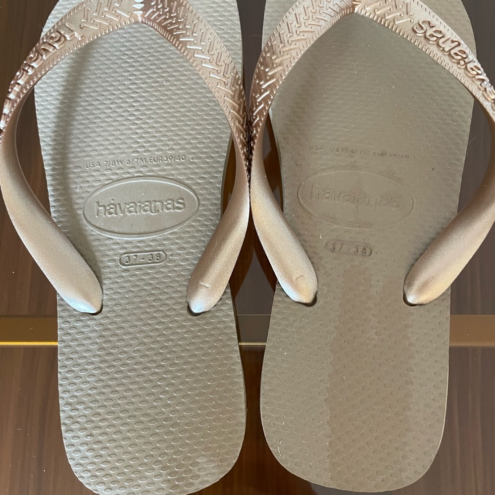 Havaianas flip flops like new!